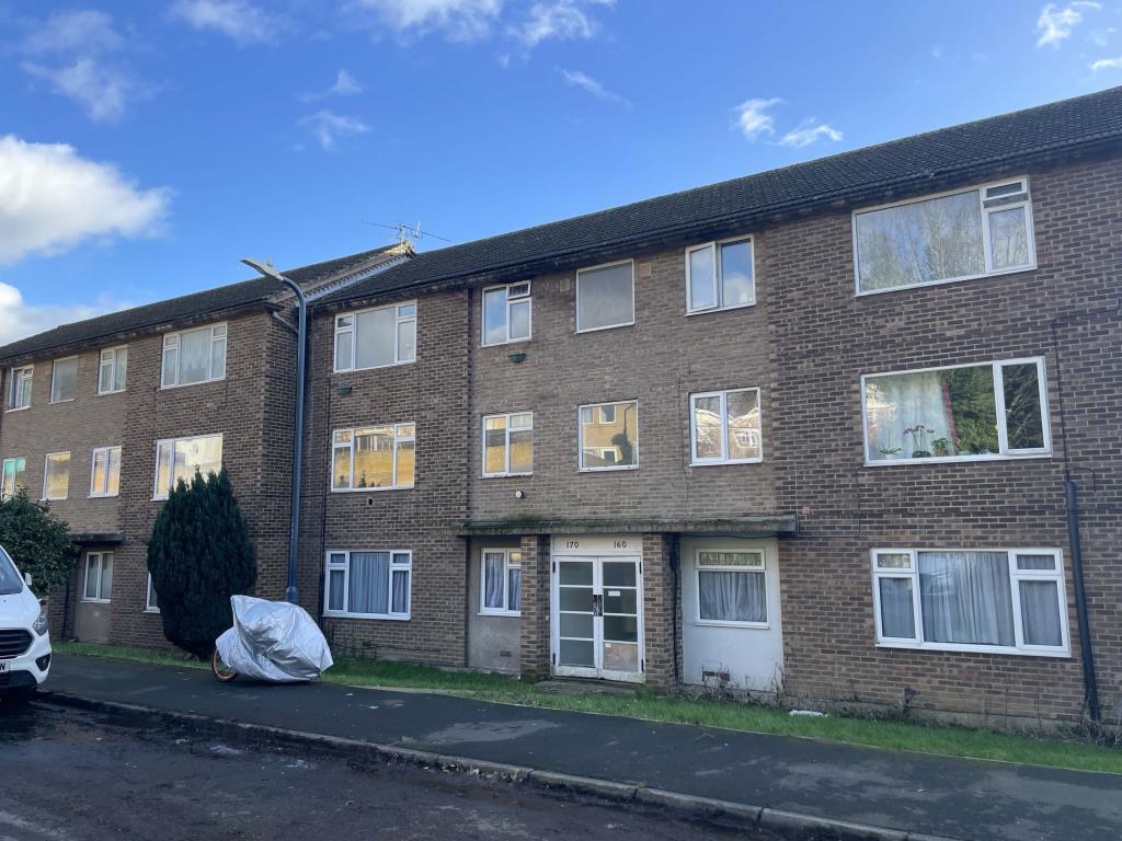 Lot: 12 - FLAT FOR REFURBISHMENT -